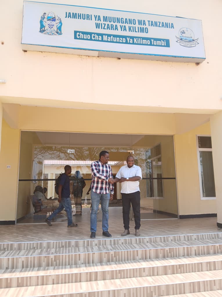 Mnara Group team and farmers